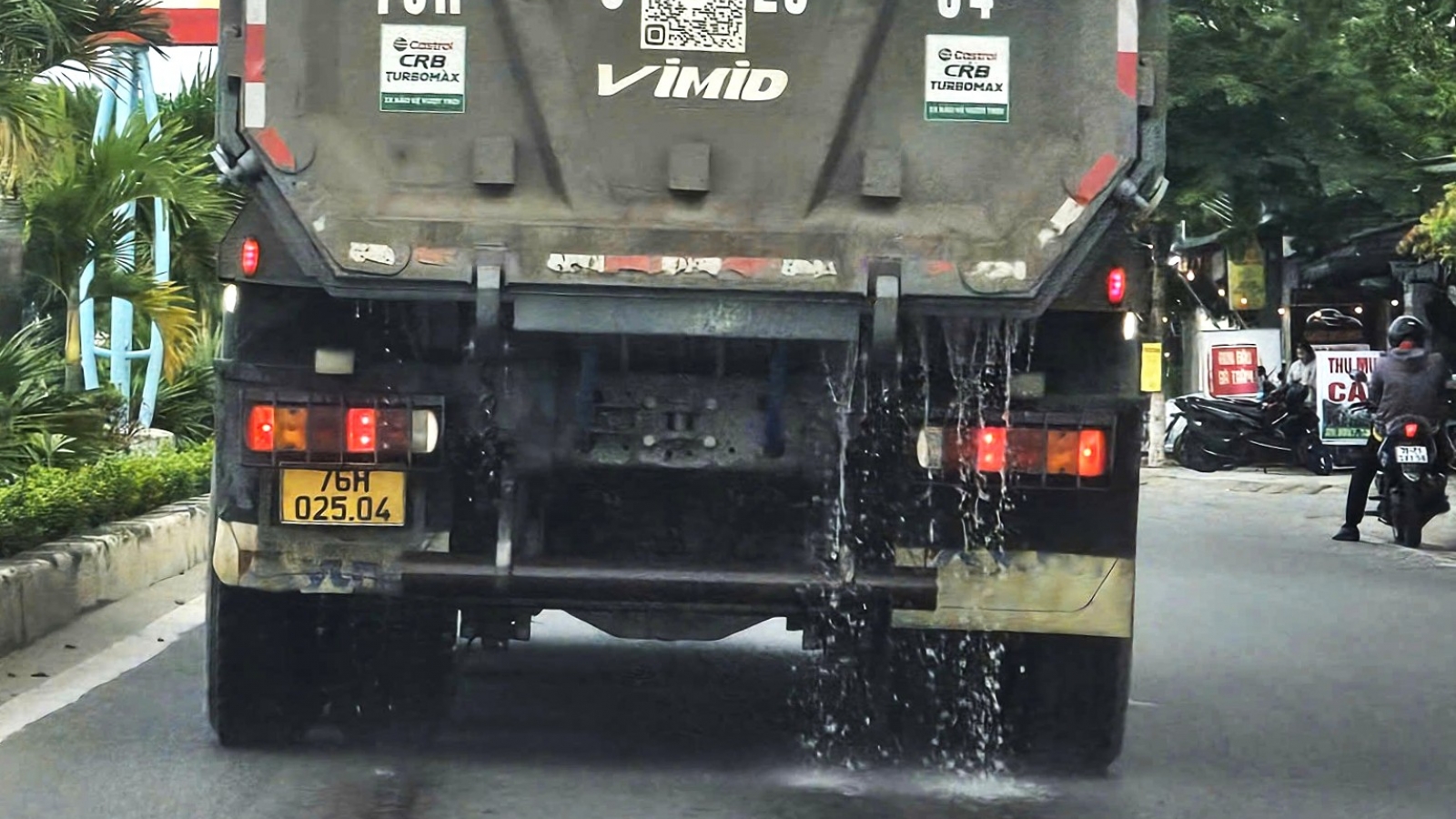 Xe chở vật liệu làm nước chảy xuống nhiều tuyến đường ở Quảng Ngãi