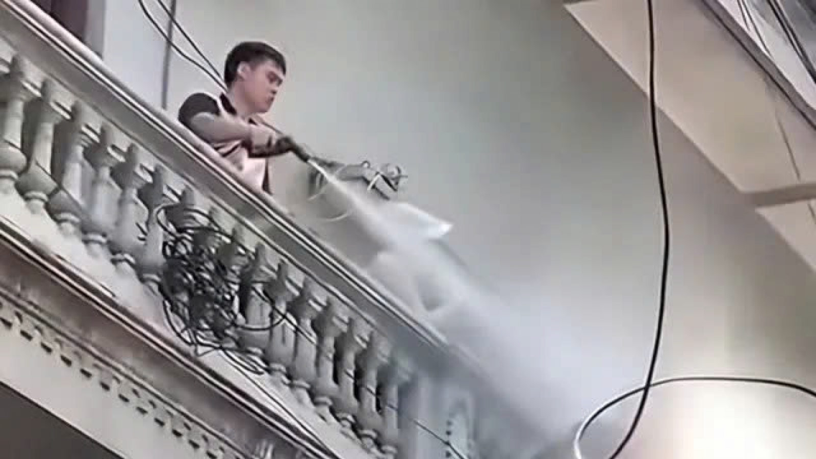 Khởi tố người đàn ông xịt nước cao áp vào thợ tháo dỡ ở Hà Nội