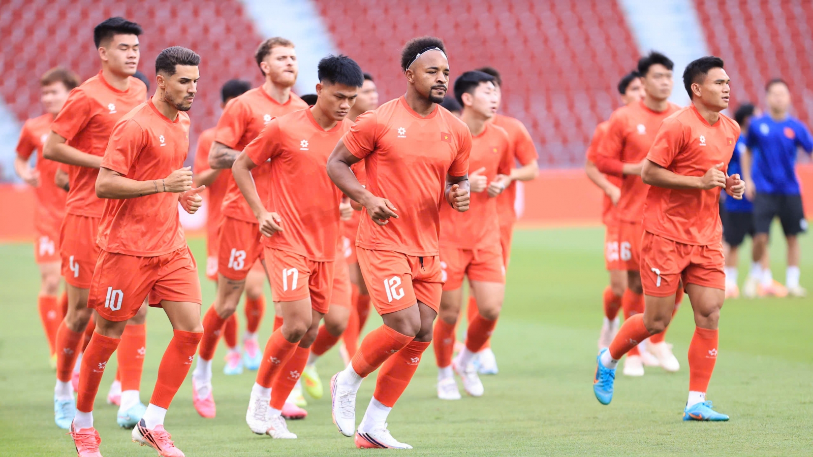 Son - Hên hào hứng ở Rajamangala cùng ĐT Việt Nam, Thành Chung phải tập nhẹ