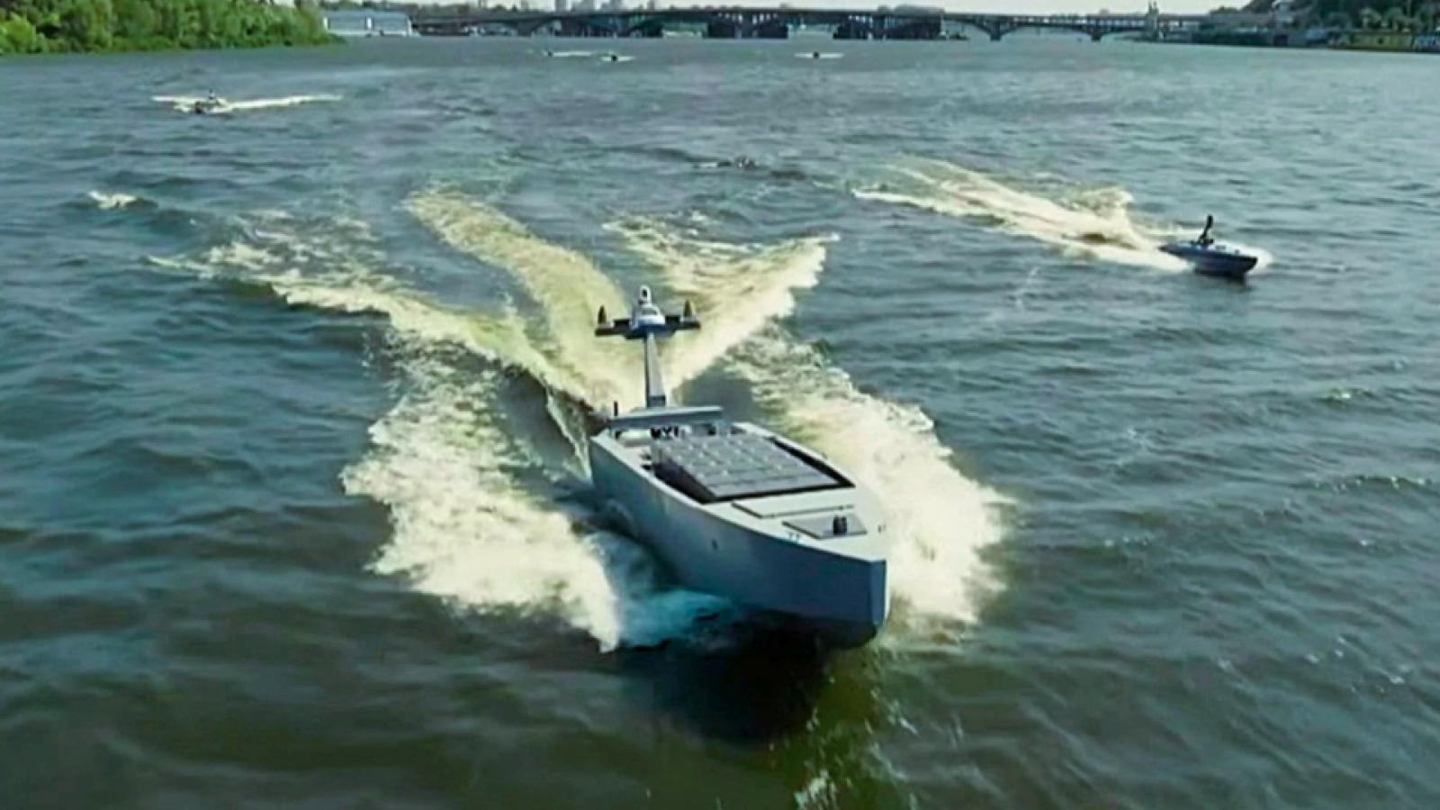 Ukraine tung “tàu mẹ” MV11, nối dài cánh tay robot trên biển