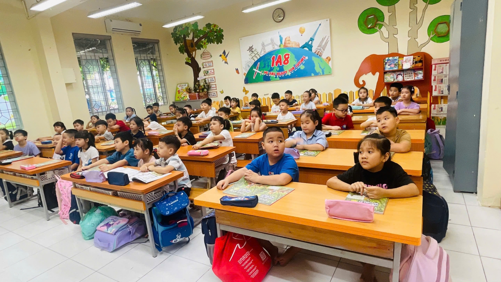 Năm học mới cận kề, phụ huynh nhiều địa phương “săn” sách giáo khoa