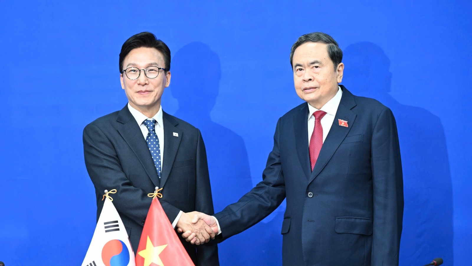 Chủ tịch Quốc hội tiếp Chủ tịch Đảng Dân chủ Đồng hành Kim Min Seok