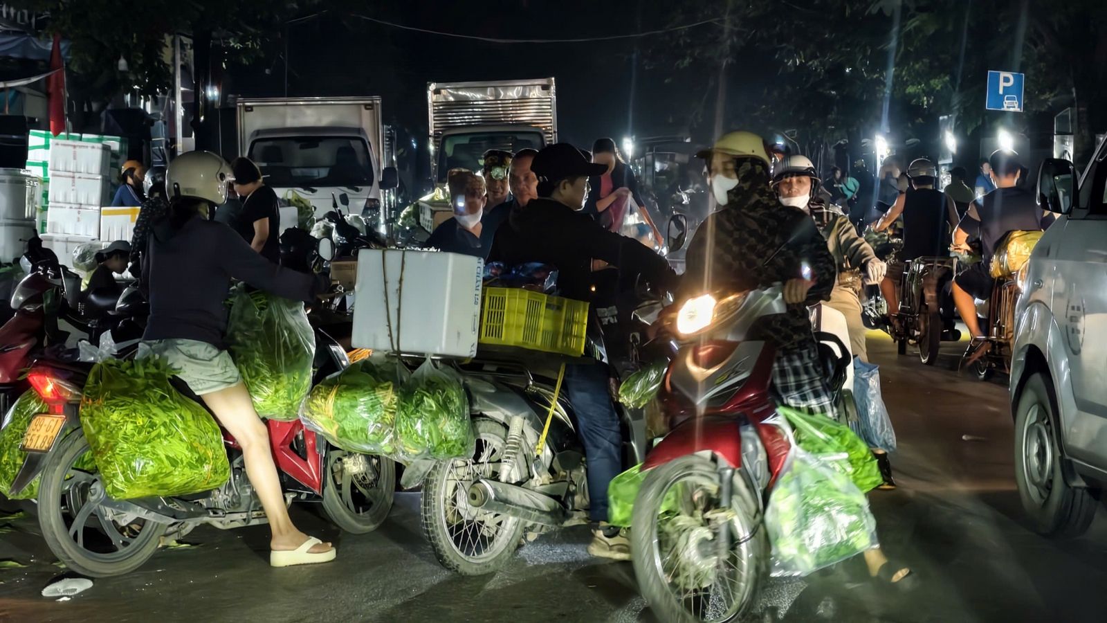 Bất chấp biển cấm, chợ nông sản vẫn hoạt động nhộn nhịp giữa khu dân cư ở Bắc Ninh