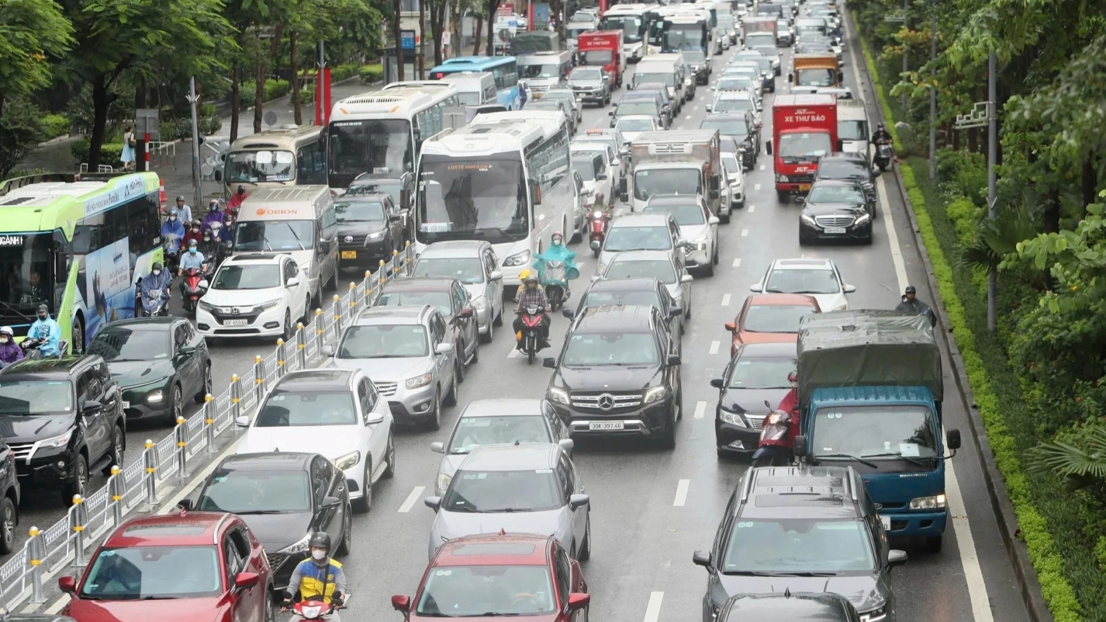 Ô tô dàn hàng ngang chiếm hết làn xe máy, xử lý được không?