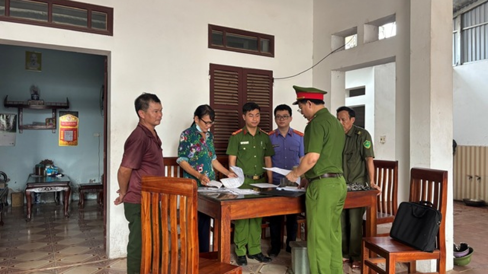 Khởi tố nguyên bí thư và trưởng thôn ở Bắc Ninh bán đất trái thẩm quyền