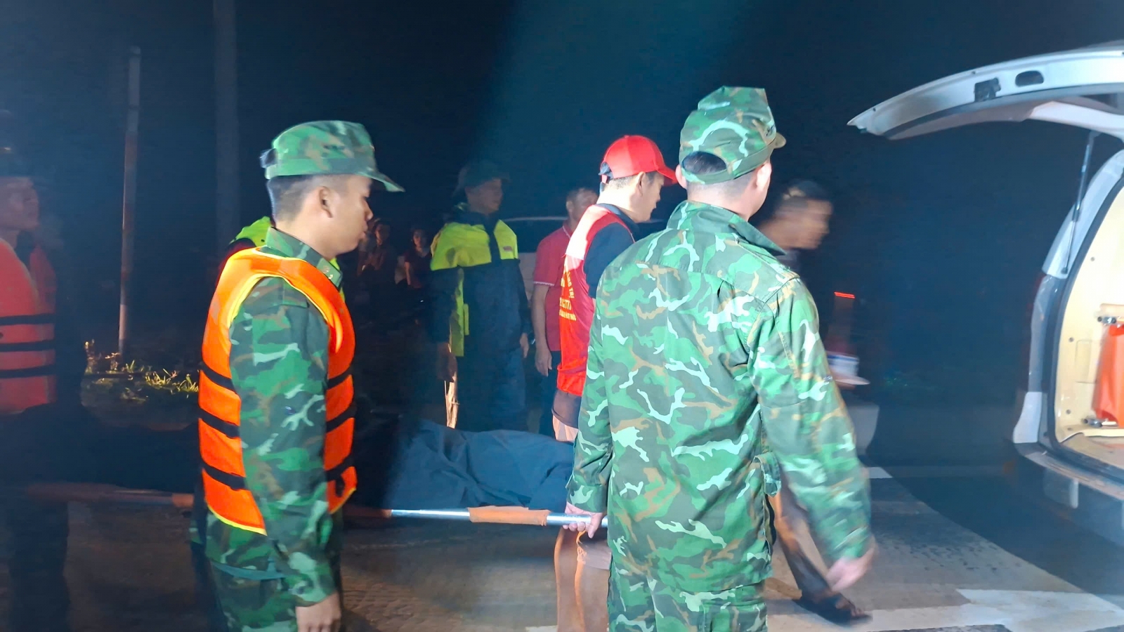 5 học sinh ở Quảng Trị bị sóng cuốn khi tắm biển, 1 em tử vong