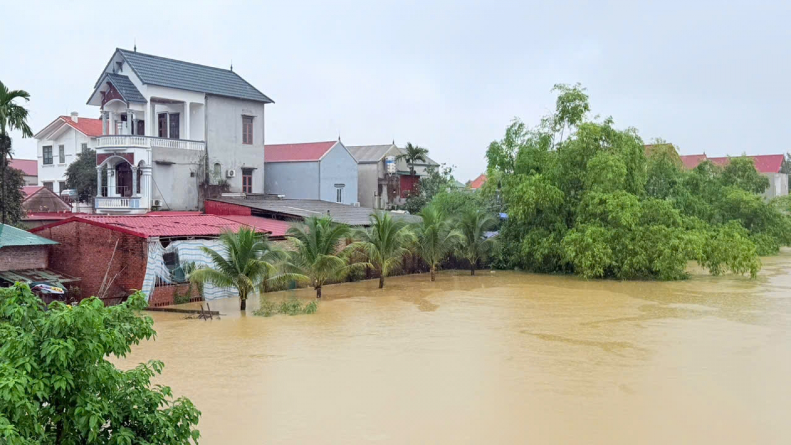 Nước sông Bùi dâng cao, người dân Quảng Bị chật vật chống ngập
