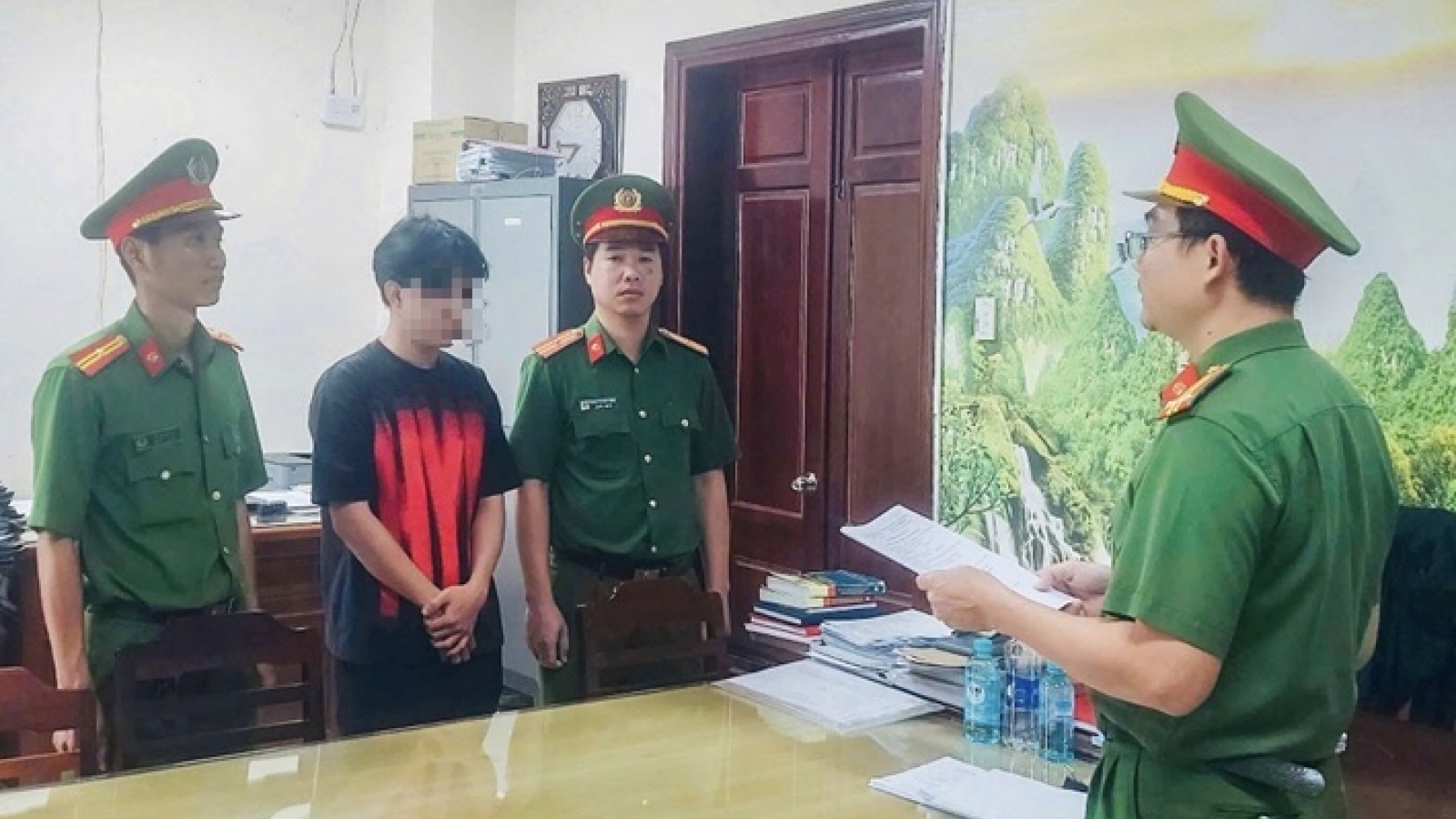 Cần Thơ: Khởi tố, bắt tạm giam đối tượng buôn bán gần 3.600 sản phẩm thuốc lá điện tử