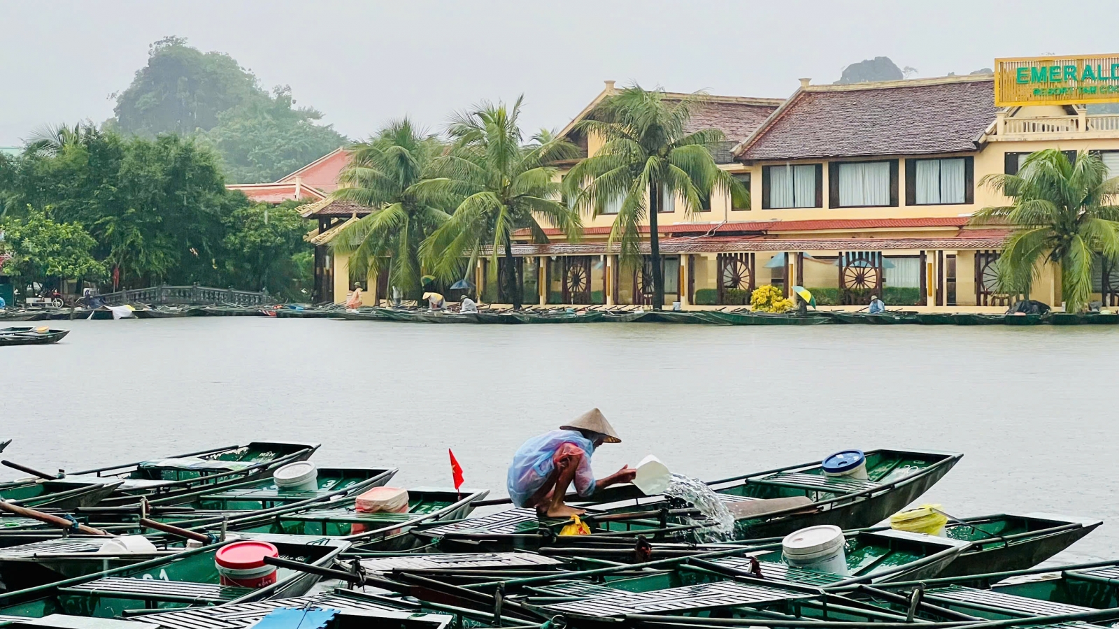 Nhiều khu du lịch ở Ninh Bình tạm dừng hoạt động do mưa lũ