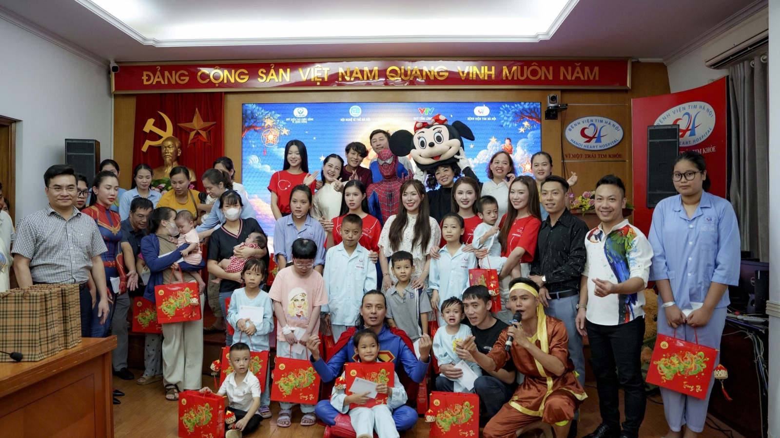 Dàn Hoa hậu, Á hậu mang Trung thu ấm áp đến trẻ em mắc bệnh tim