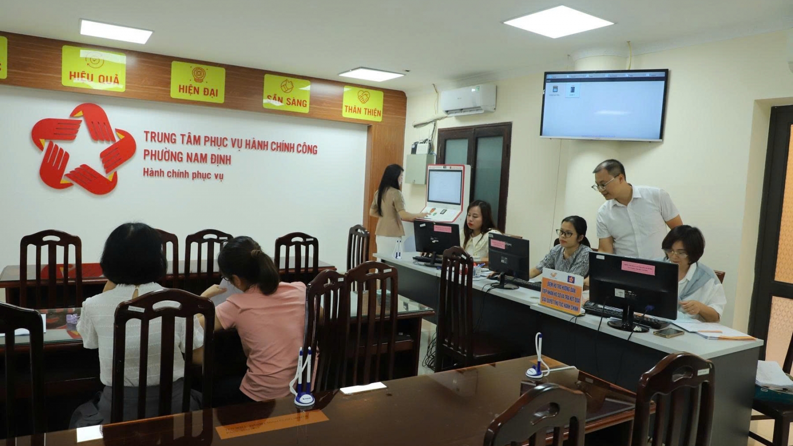 Từ mã QR, kiosk thông minh đến chính quyền số ở phường Nam Định, Ninh Bình