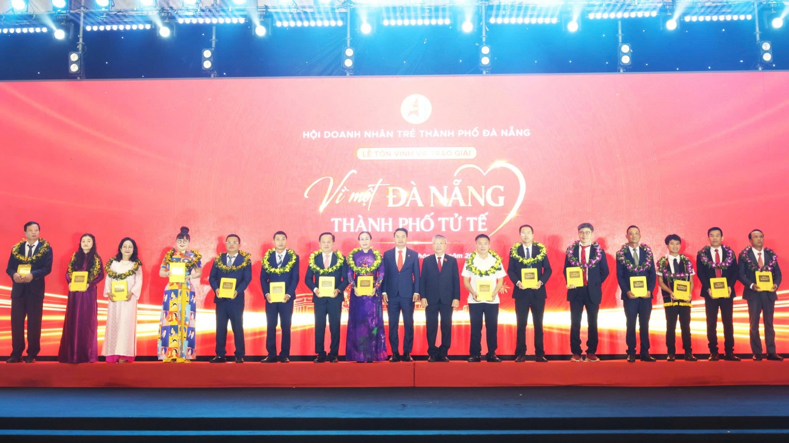 Đà Nẵng vinh danh 15 cá nhân tiêu biểu “Vì một Đà Nẵng - Thành phố tử tế”