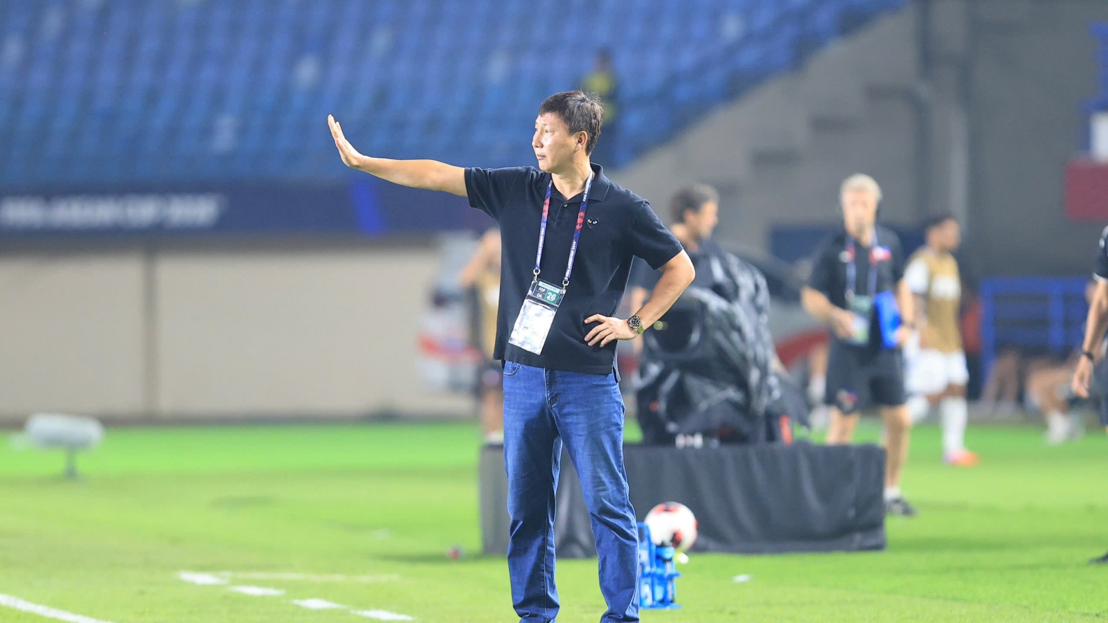 Dư âm Việt Nam 1-0 Philippines: Đình Bắc và Lê Giang giải cứu thầy Sik