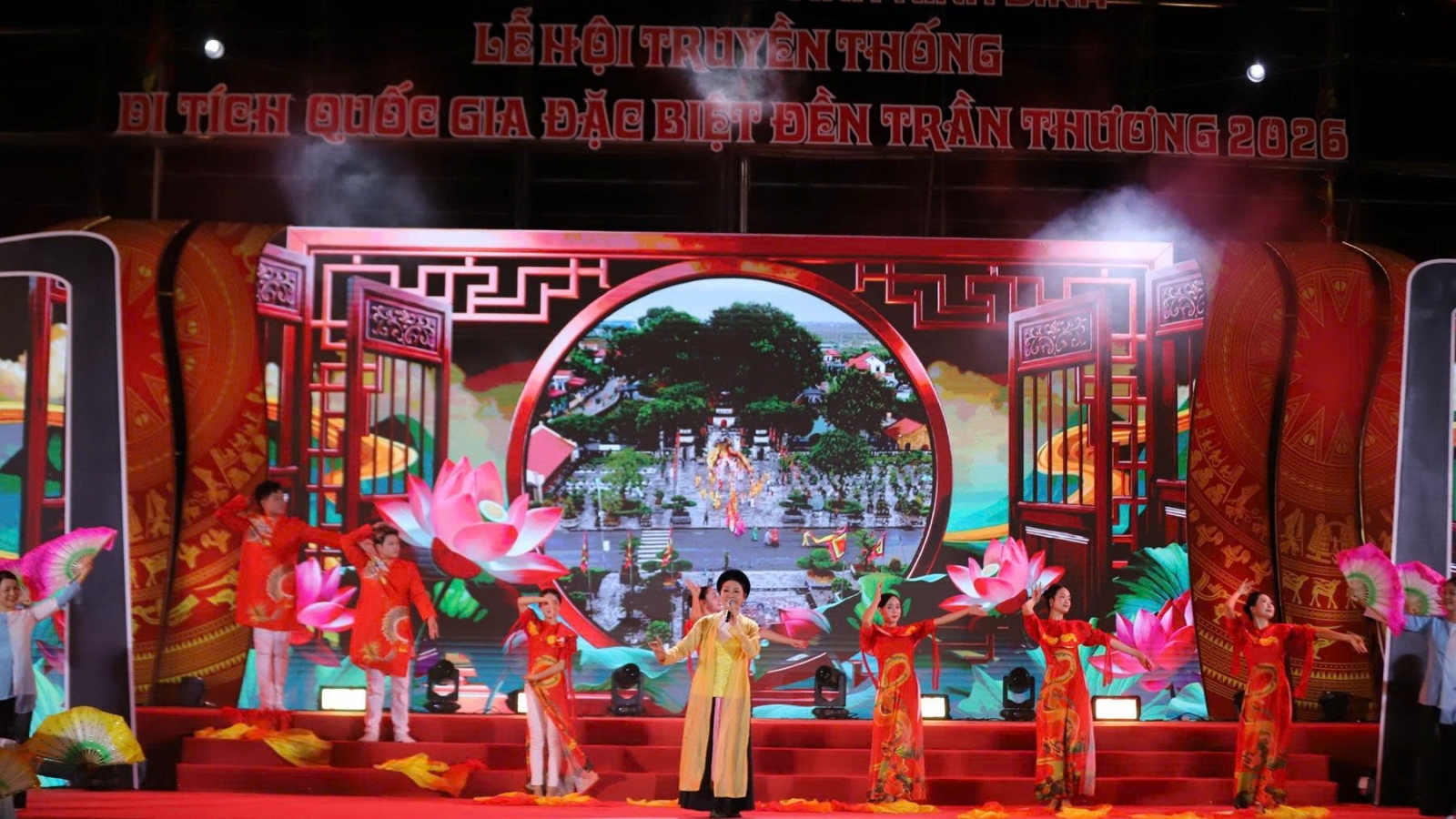 Hàng nghìn người về Đền Trần Thương, hòa mình trong ngày mở hội tháng Tám