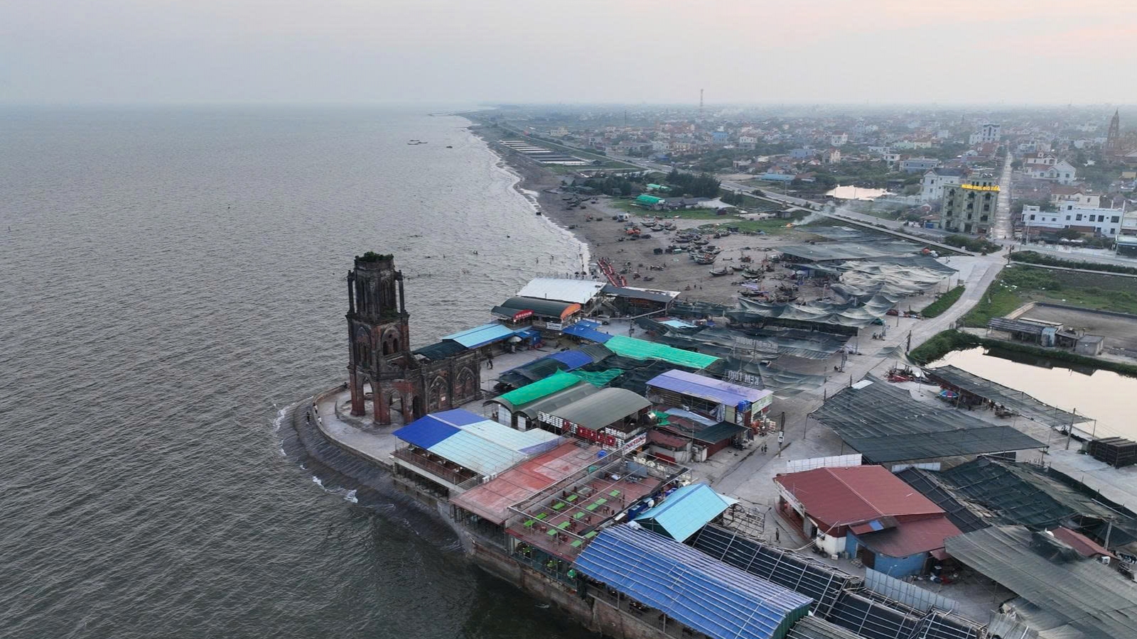 Hàng loạt nhà hàng tháo dỡ, trả lại cảnh quan nhà thờ đổ Hải Lý tại Ninh Bình