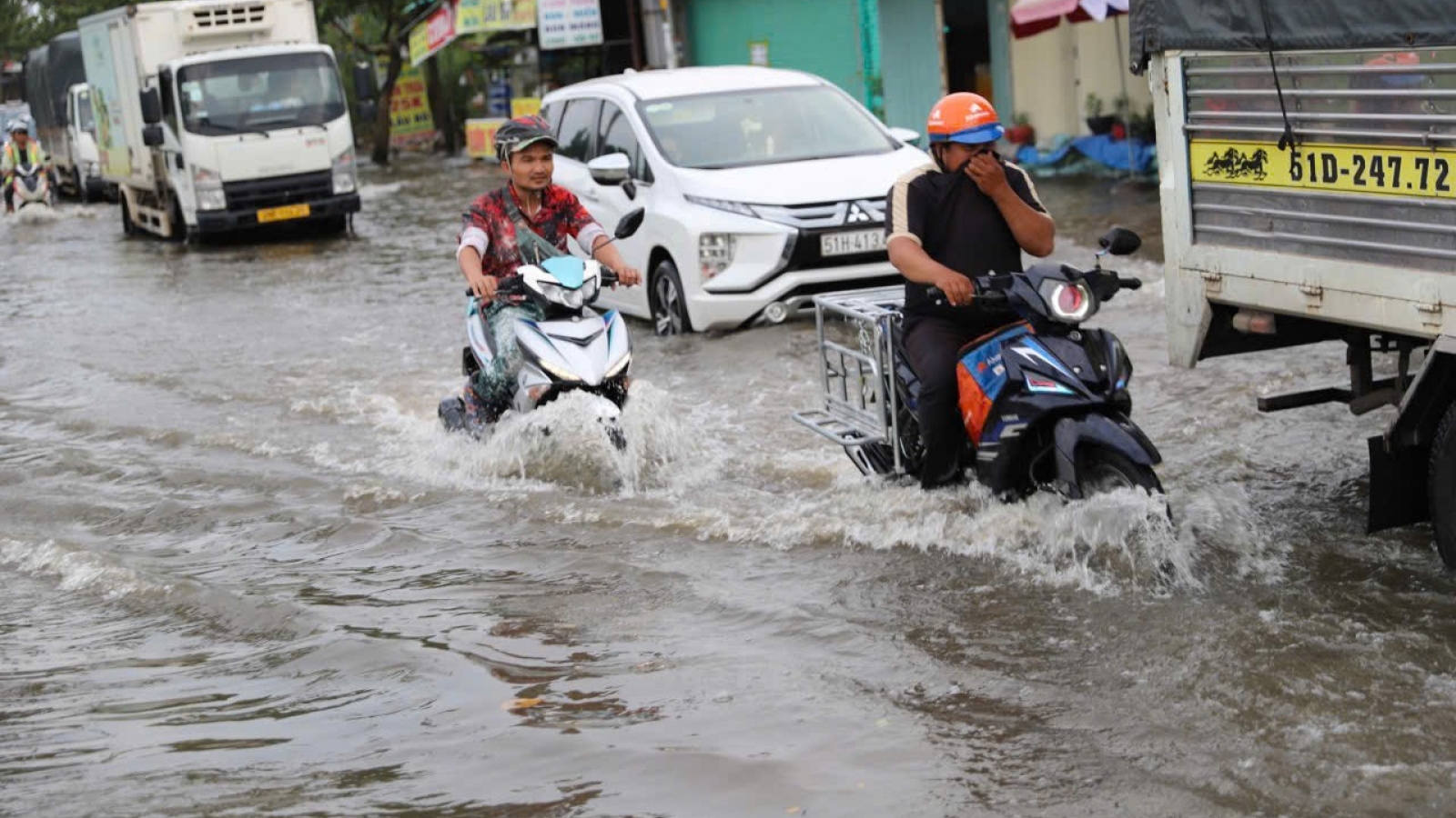 Triều cường đạt đỉnh, người dân TP.HCM chật vật di chuyển trong biển nước