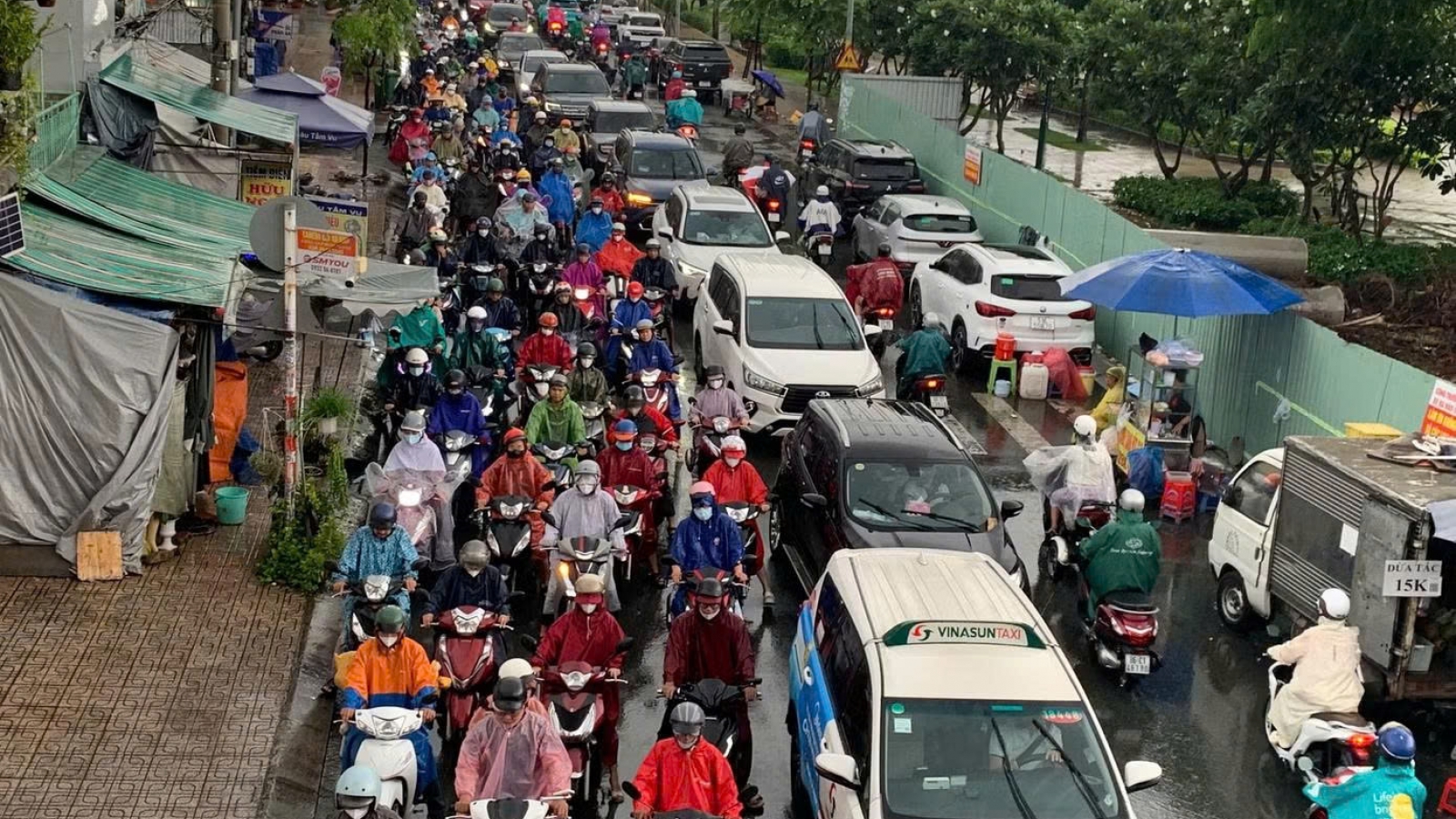 Mưa lớn, các cửa ngõ vào trung tâm TPHCM ùn tắc kéo dài