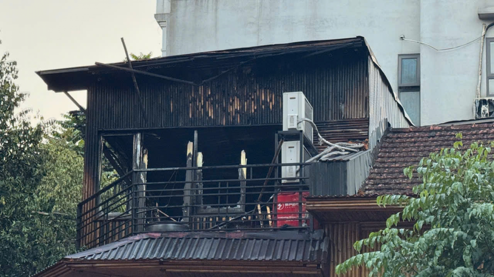 Cháy lớn tại nhà hàng “Bếp hàng xóm” trên phố Tăng Bạt Hổ