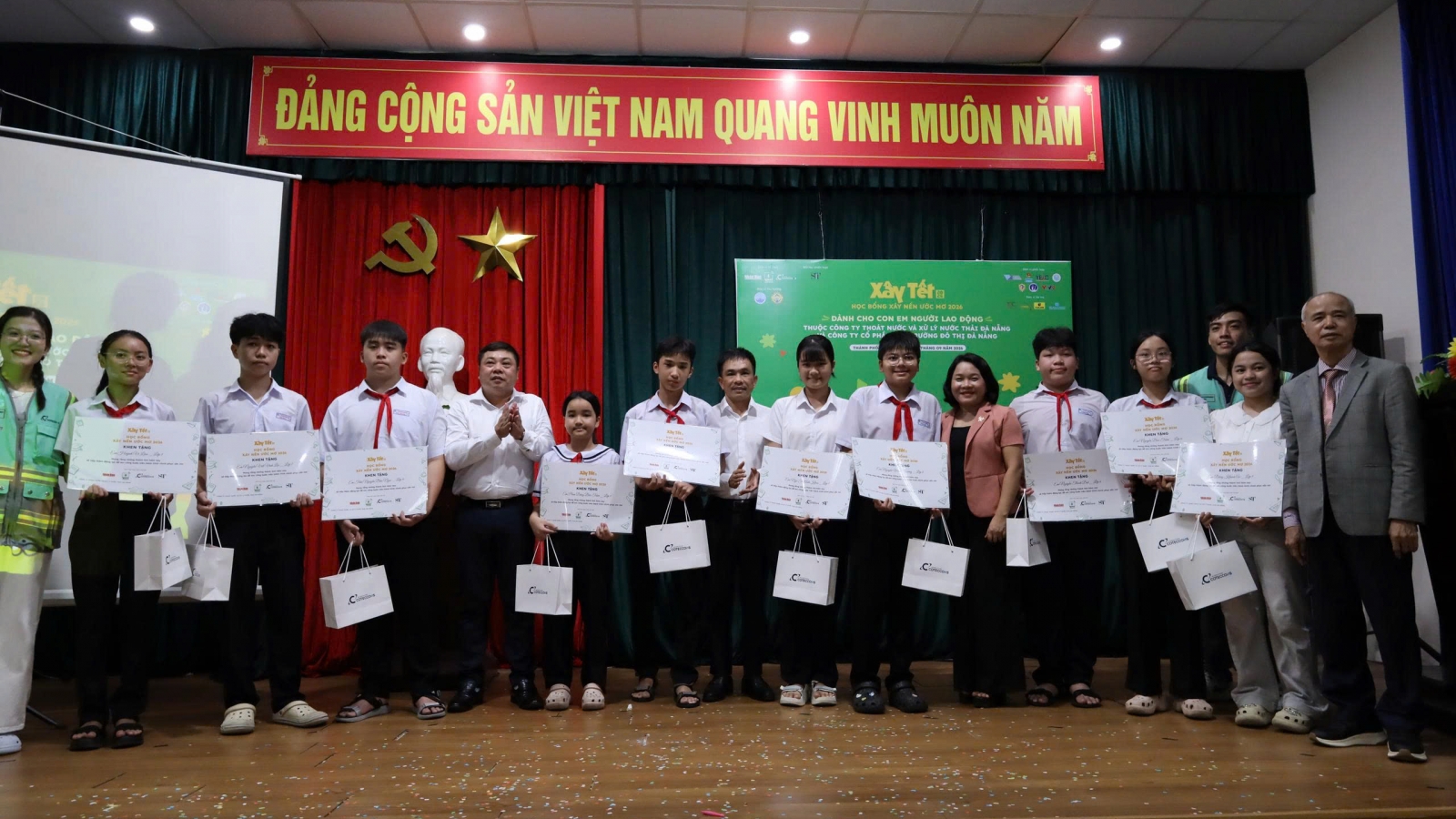 Trao hơn 100 học bổng "Xây nền ước mơ" cho con em công nhân môi trường, thoát nước
