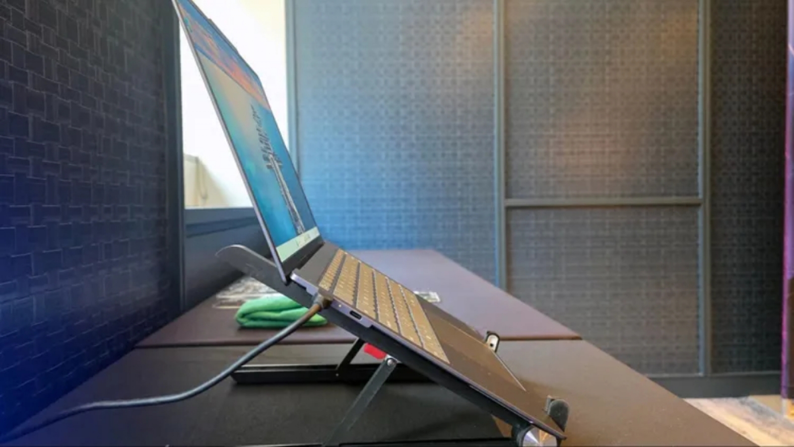 Laptop Lenovo mỏng đến khó tin, ngang smartphone gập