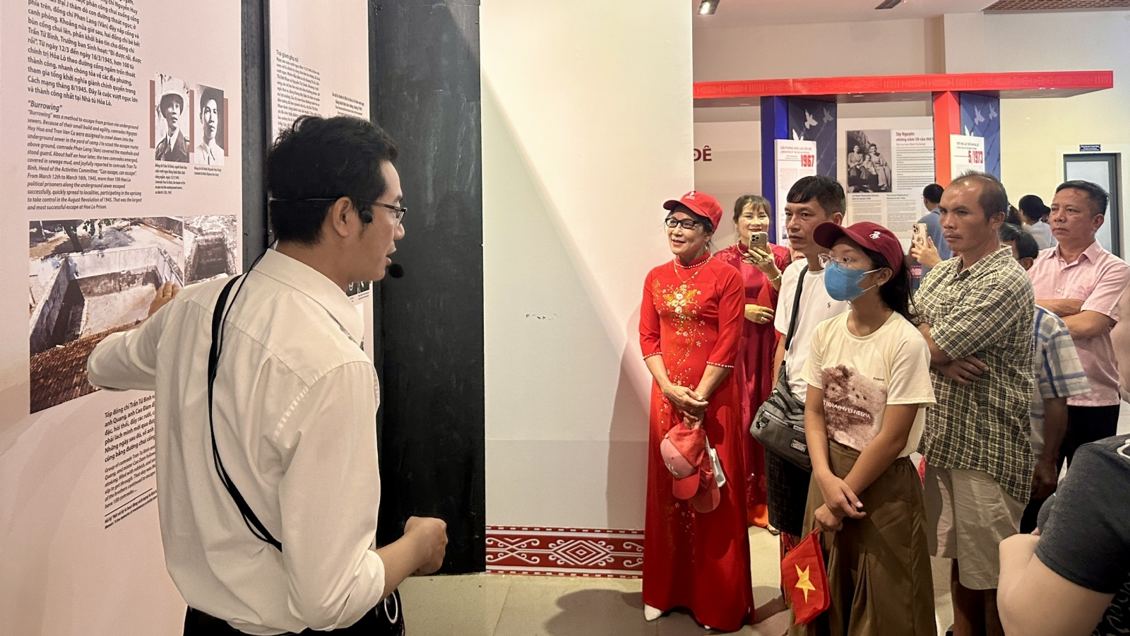 Người dân Đắk Lắk về di tích để hiểu hơn giá trị của hòa bình