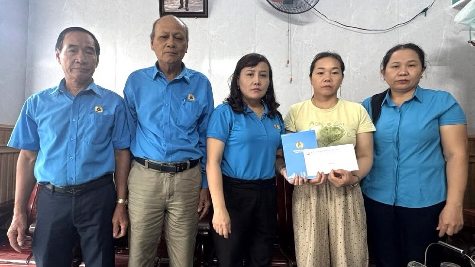 Tiếp tục thăm hỏi, tặng quà ngư dân bị nạn trên biển ở Đà Nẵng
