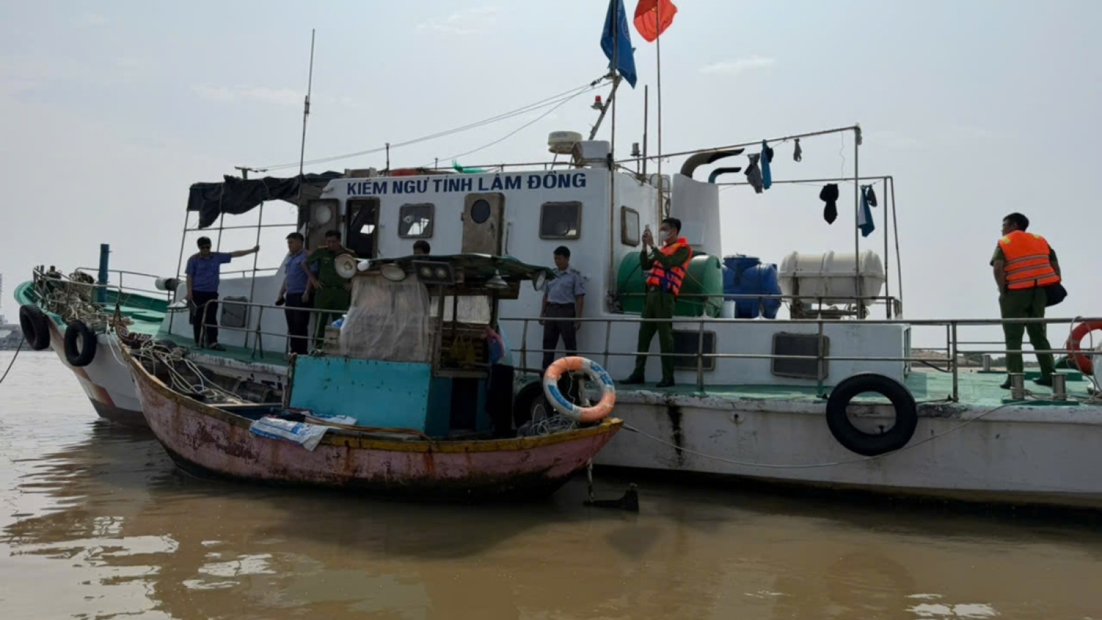 Tàu cá không giấy tờ, chủ tàu và con trai chống đối khi bị kiểm tra
