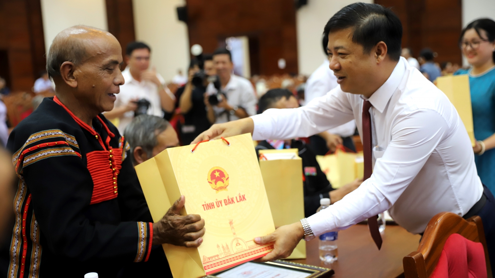 Đắk Lắk biểu dương già làng, trưởng thôn, người có uy tín tiêu biểu