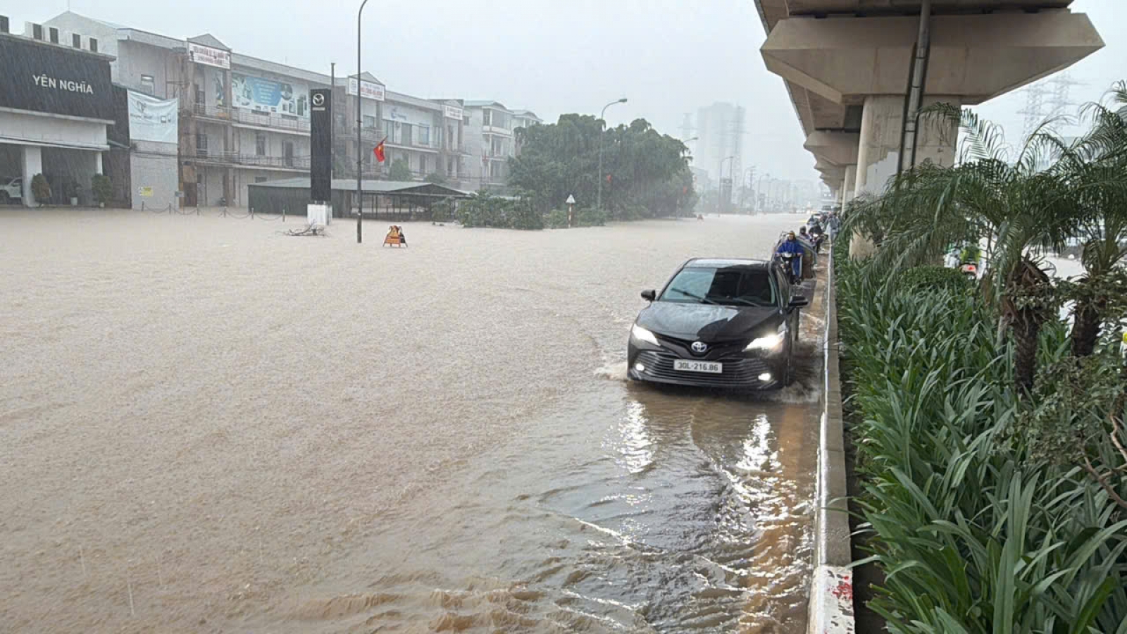 Quốc lộ 6 đoạn Ba La - Yên Nghĩa ngập sâu, xe chết máy la liệt