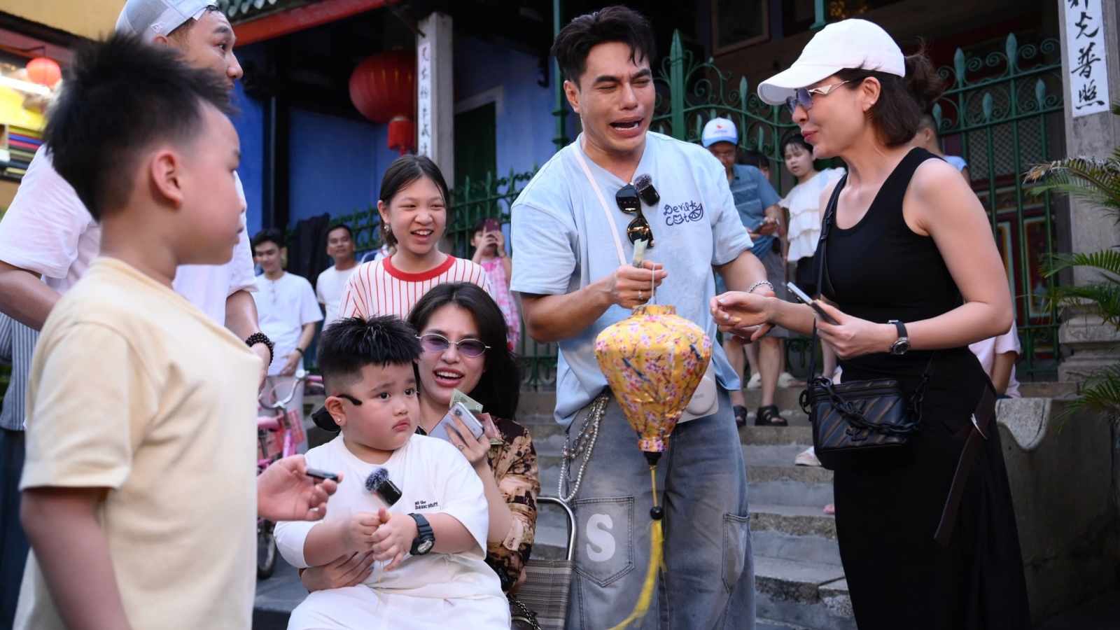 Hai ông bố Thành Trung, Lê Dương Bảo Lâm đua nhau kiếm tiền ở Hội An