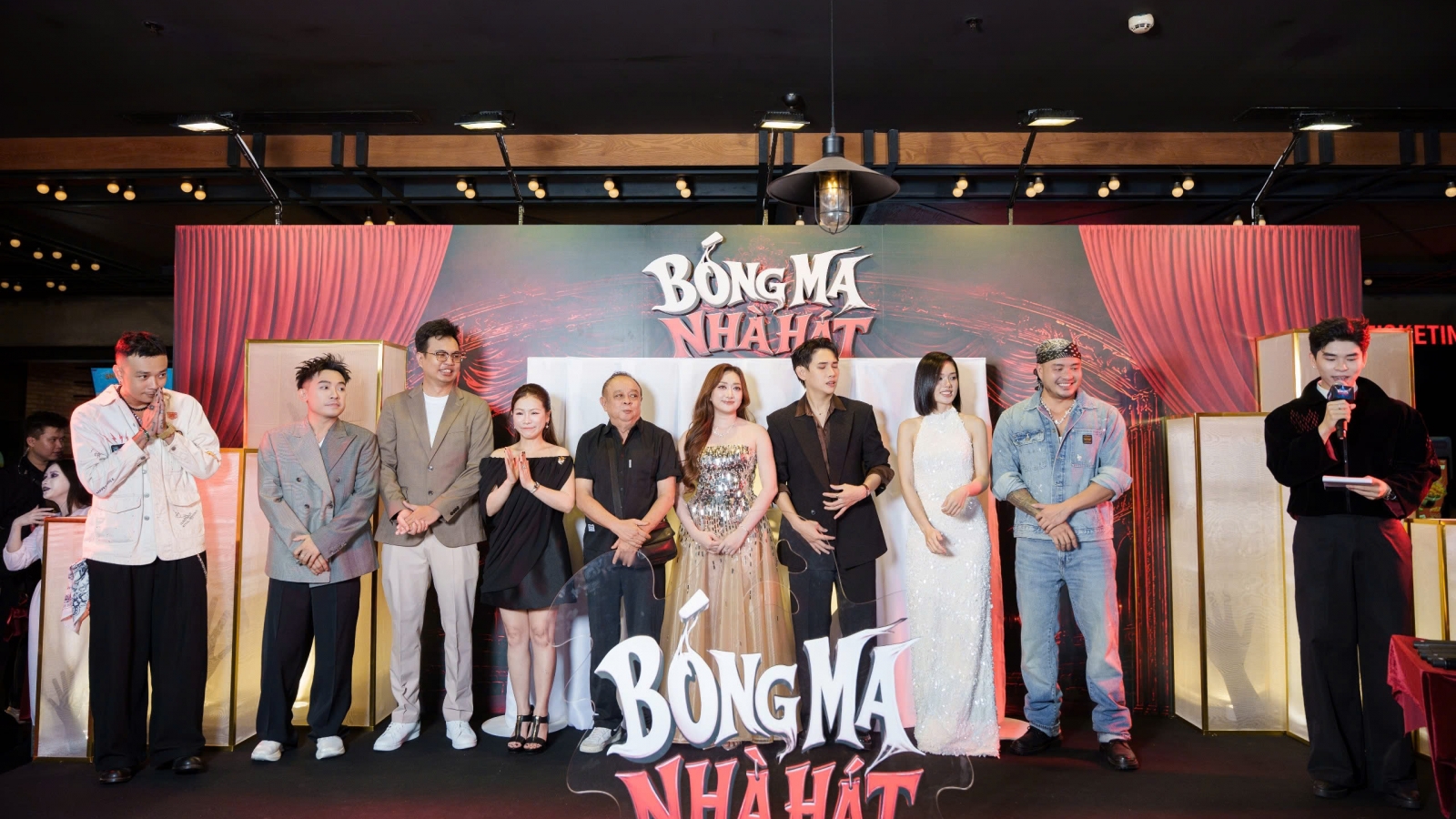 Đạo diễn “Bóng ma nhà hát” bất ngờ xin lỗi ngay ngày phim ra mắt