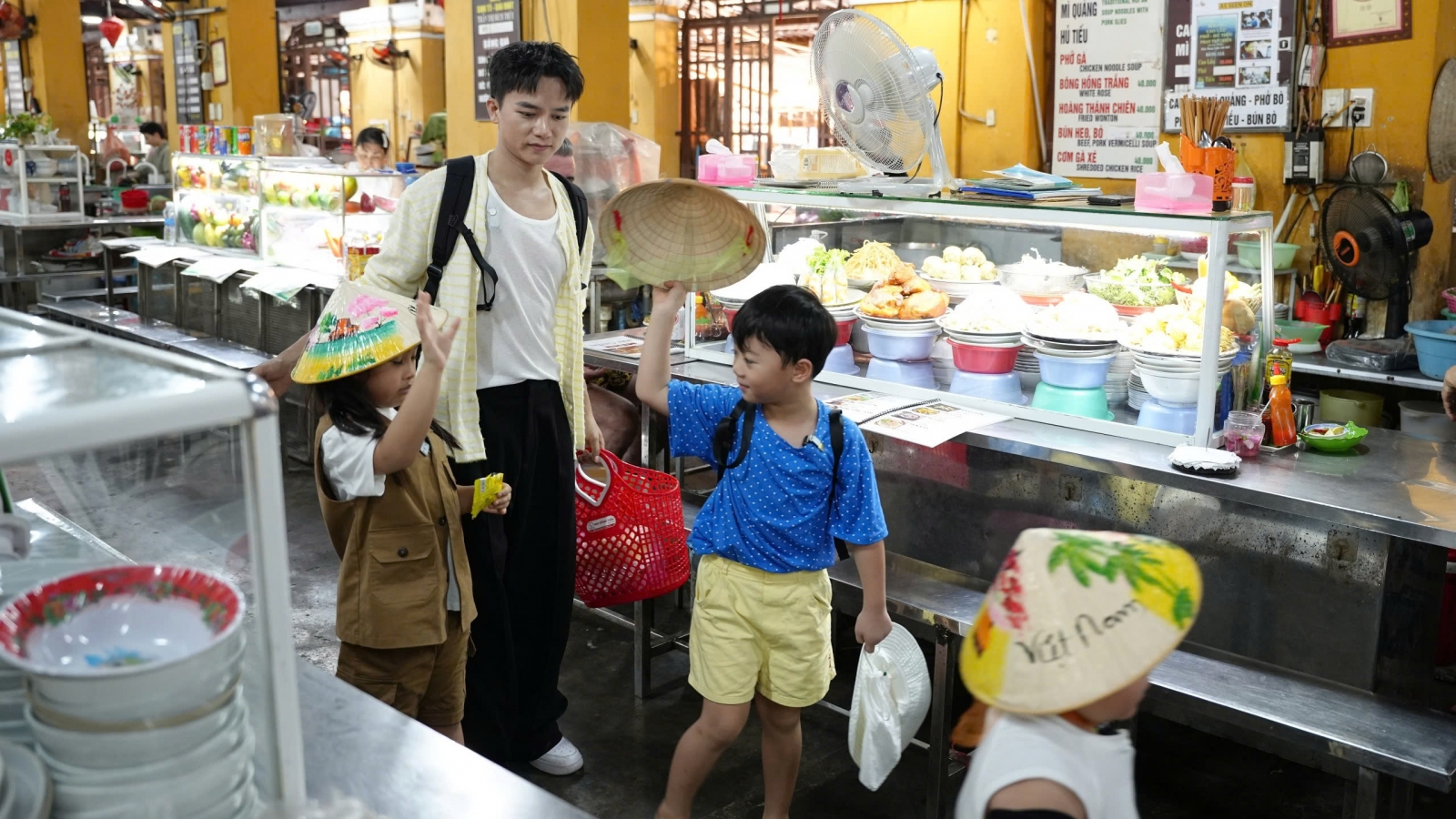 Bùi Công Nam một mình chăm 5 đứa trẻ, lúng túng khi làm “bố tập sự”