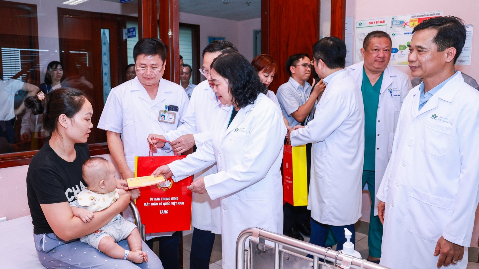 Chủ tịch Ủy ban Trung ương MTTQ Việt Nam tặng quà Trung thu cho bệnh nhi