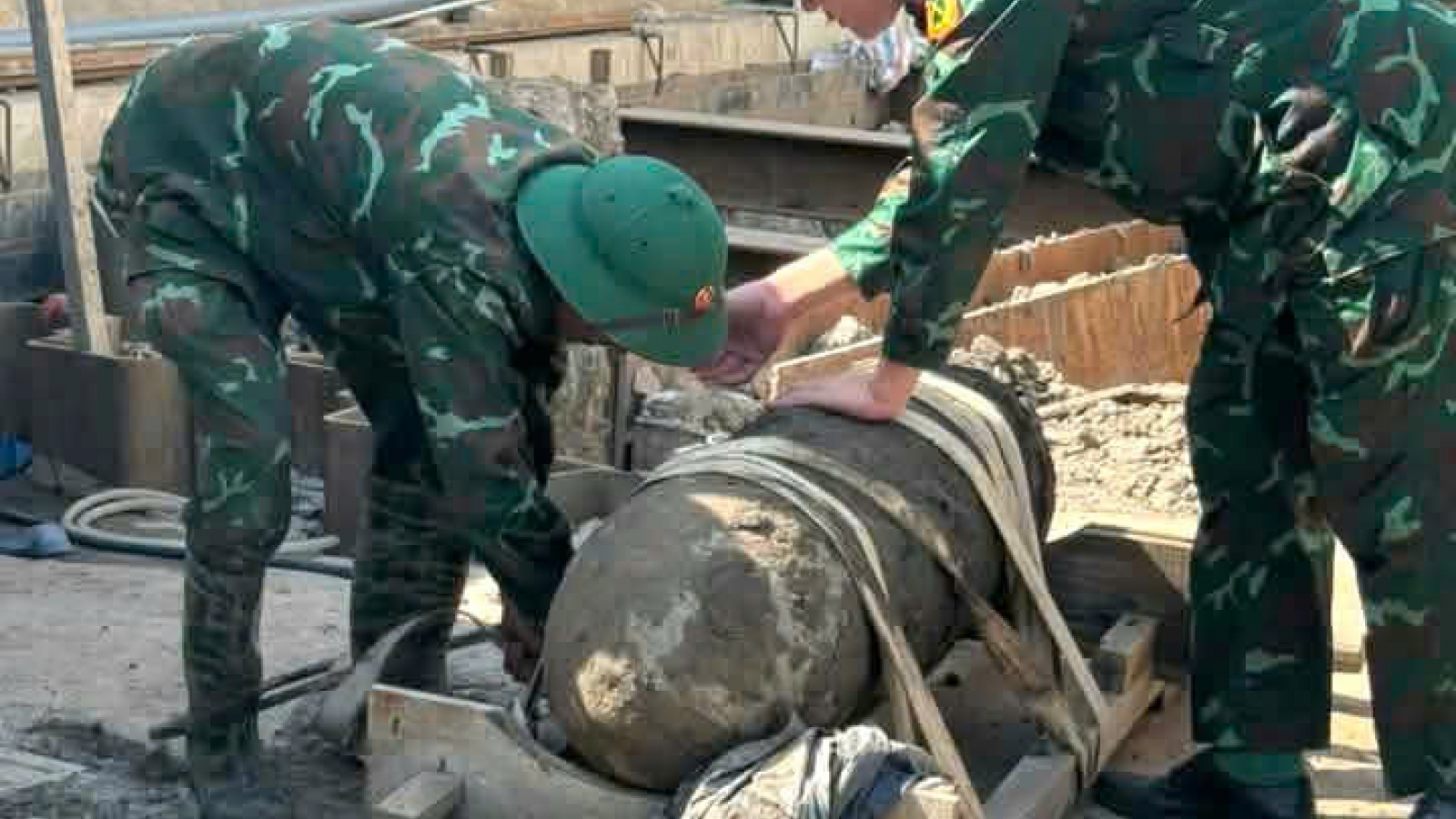 Di dời an toàn quả bom nặng 300 kg giữa khu dân cư Hải Phòng