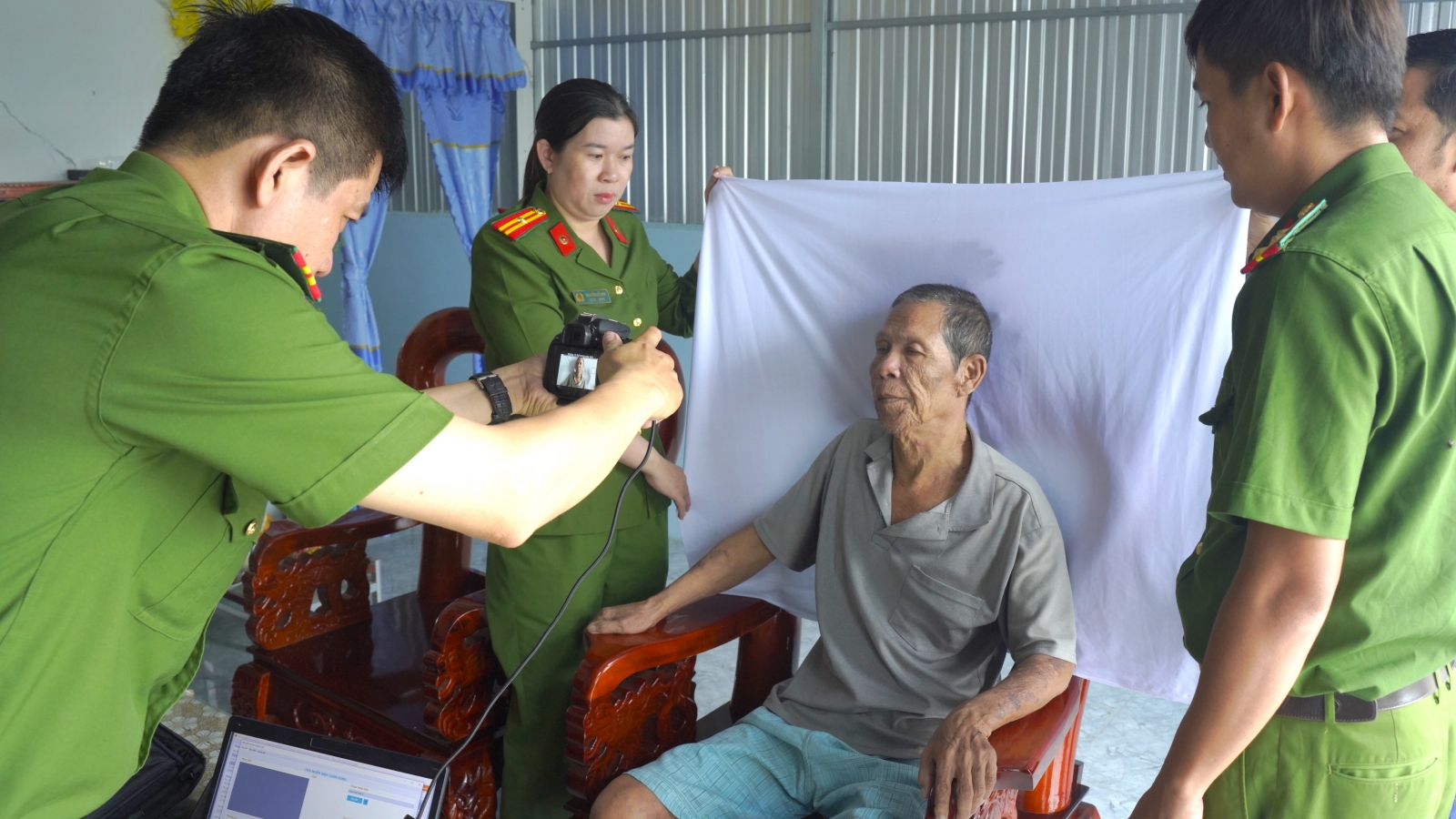 Đưa dịch vụ công đến tận nhà người yếu thế