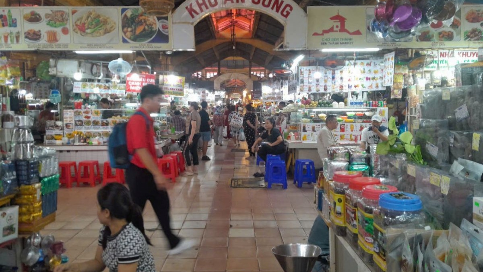 Chợ Bến Thành cấm để hàng quán qua đêm sau vụ gián bò vào thức ăn