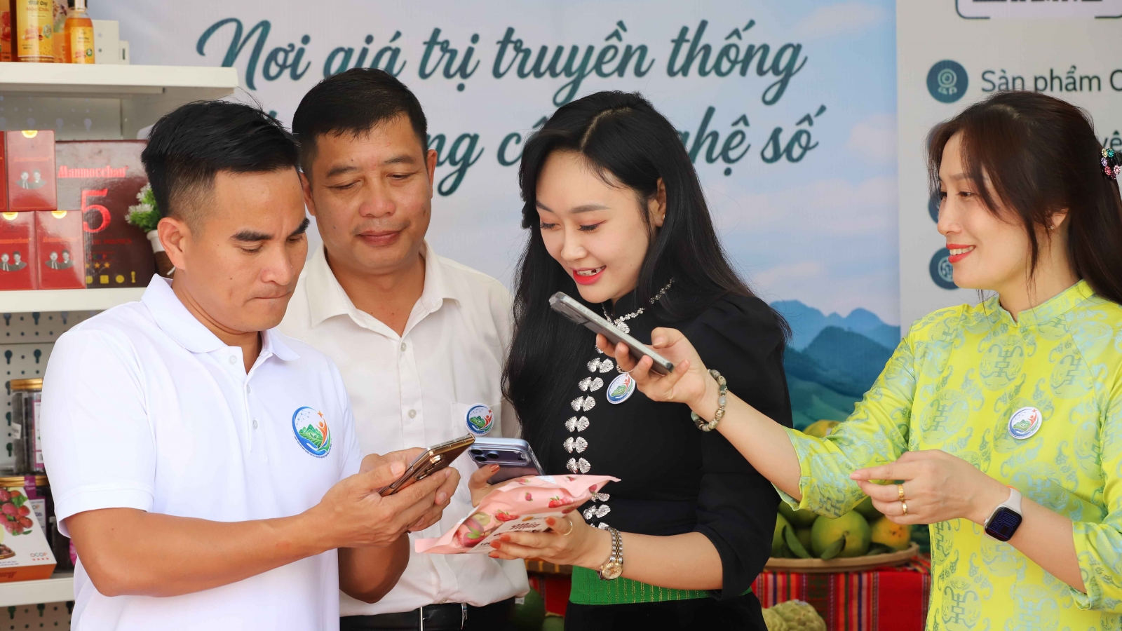 Từ quả táo mèo đến Robot, công nghệ hiện diện ở Ngày hội chuyển đổi số Sơn La