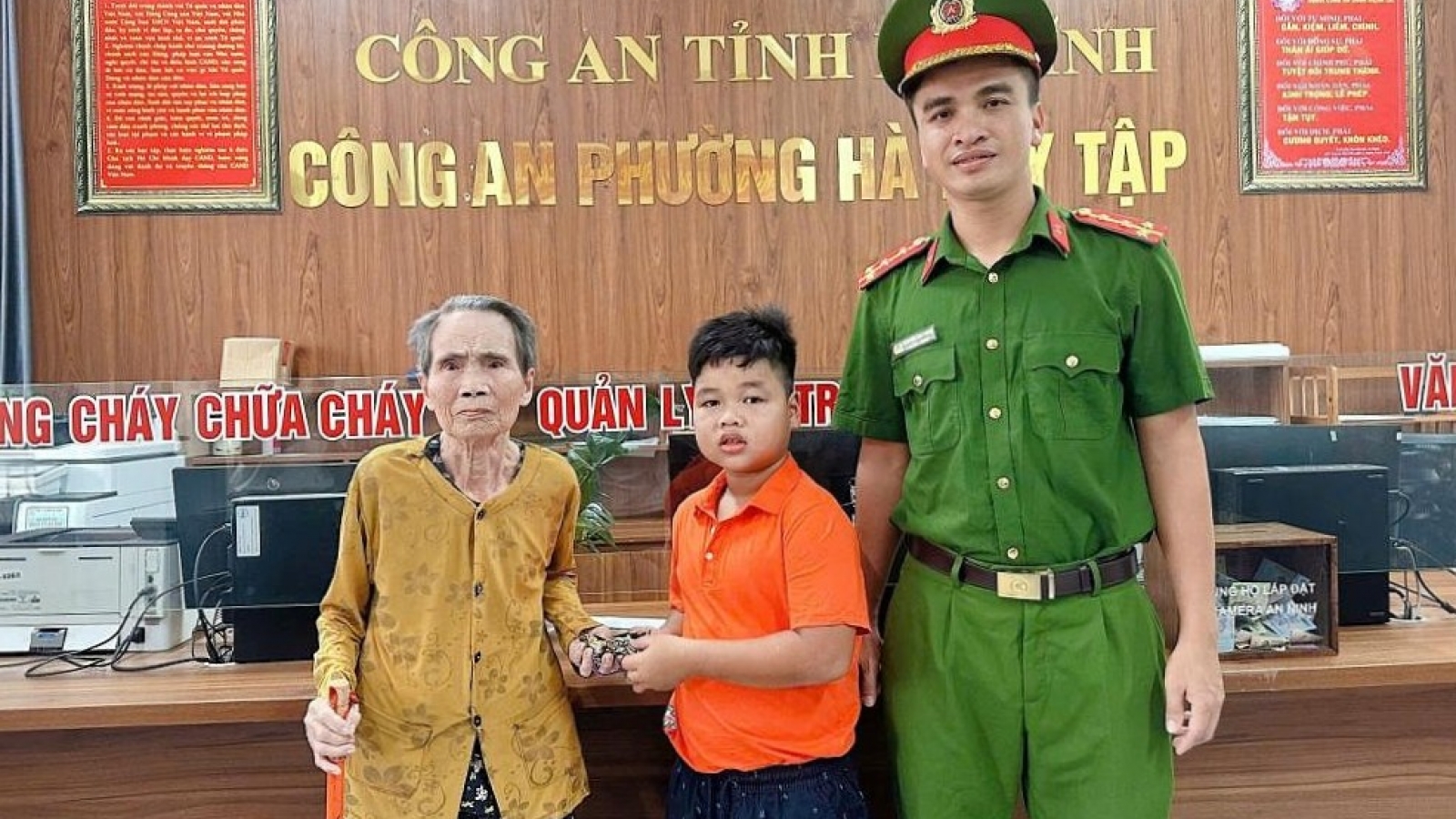 Nam học sinh lớp 3 ở Hà Tĩnh nhặt được túi tiền, trả lại người đánh mất