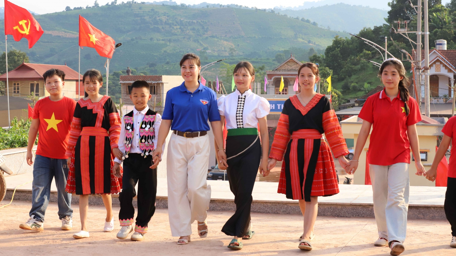 Trước thềm khai giảng: Chiềng Sơn ở Sơn La rực rỡ màu cờ