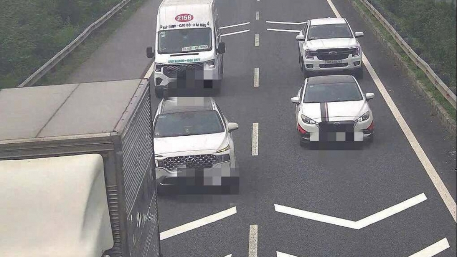 Khoảng cách an toàn trên cao tốc: Từ quy định đến thói quen lái xe