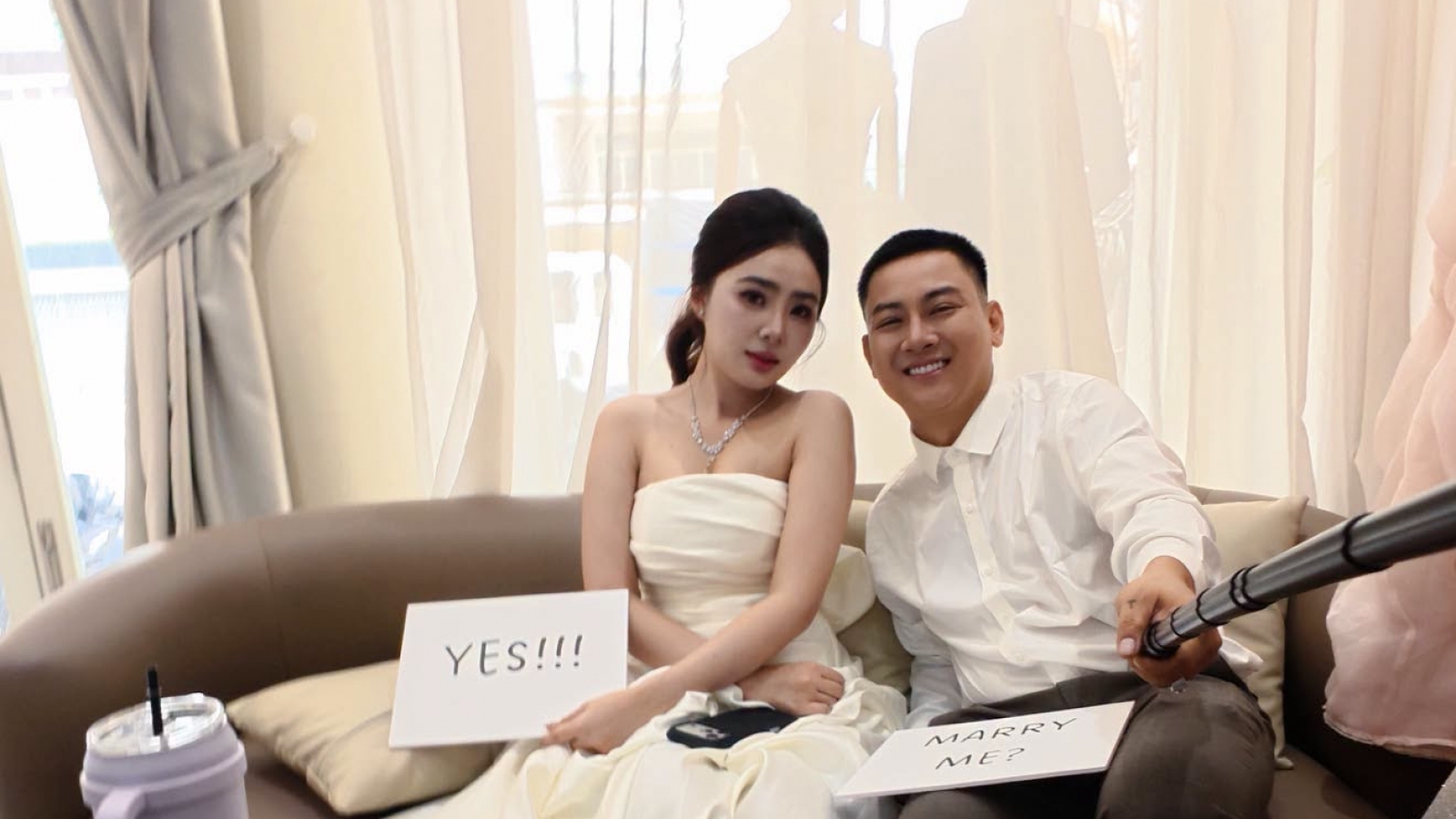 Sao Việt 17-9: Hoài Lâm cầu hôn bạn gái 22 tuổi