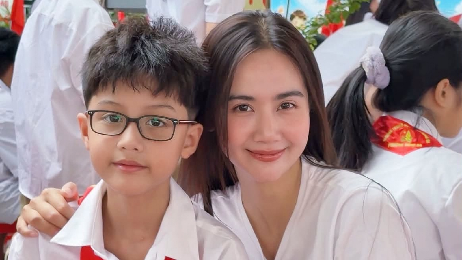 Sao Việt nô nức đưa con đi khai giảng năm học mới