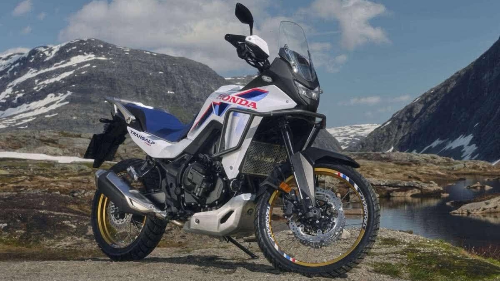 Cận cảnh Honda Transalp 2026 vừa ra mắt giá gần 300 triệu đồng