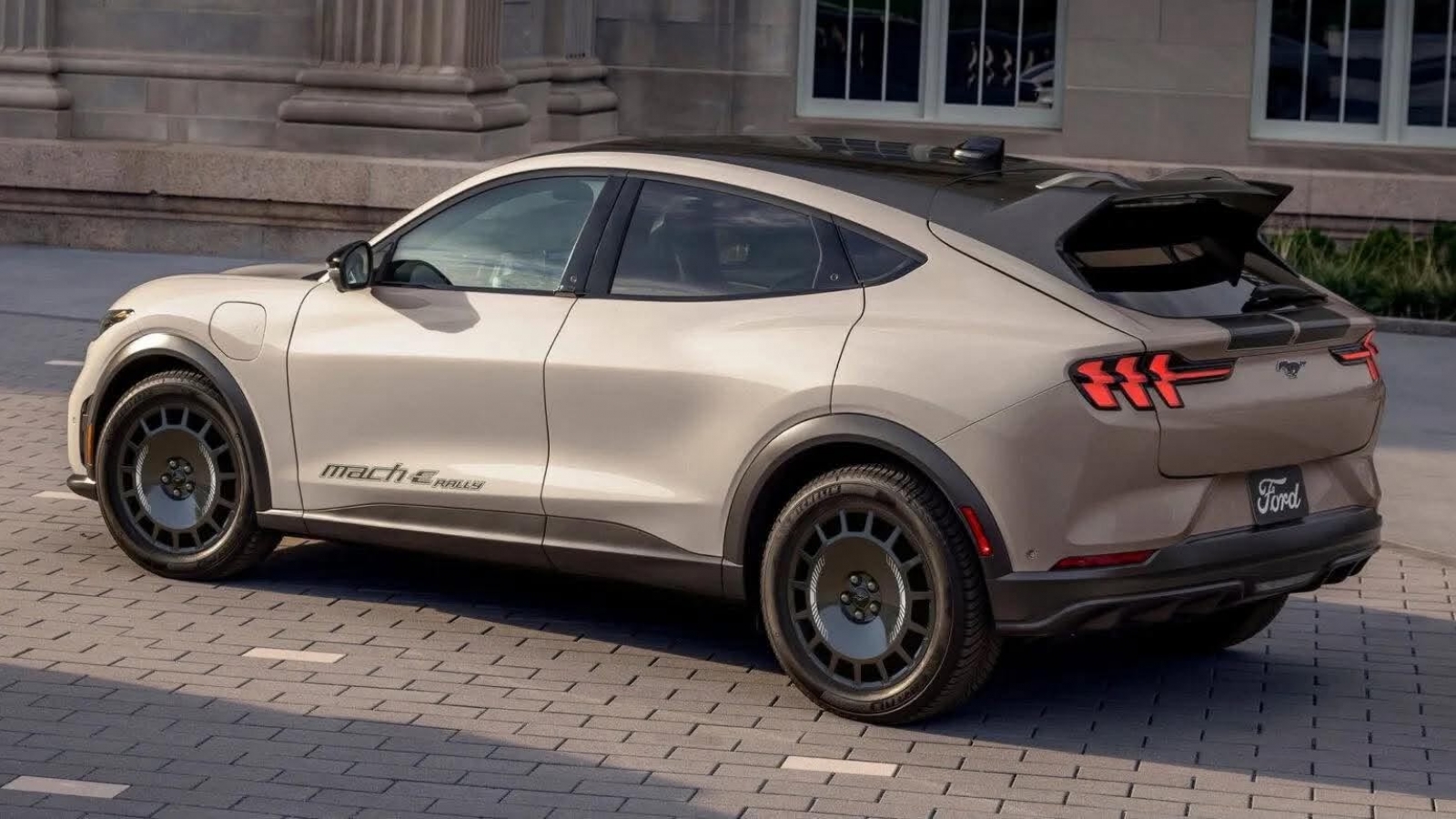 Triệu hồi Ford Mustang Mach-E vì lỗi bộ điều khiển pin thay thế