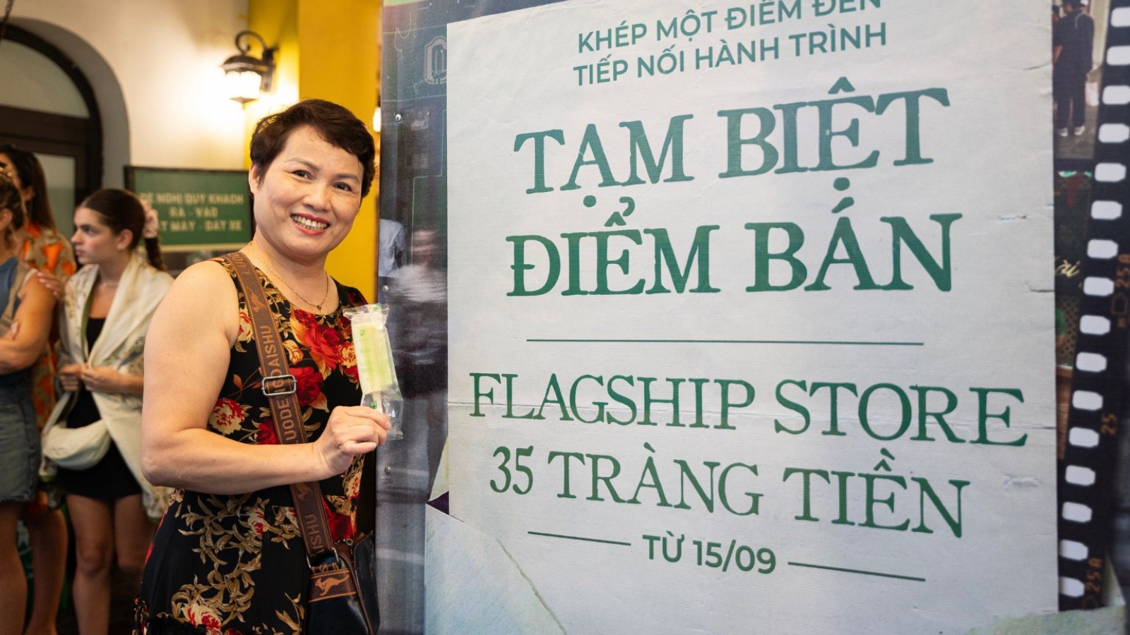 Người dân đội mưa, xếp hàng mua kem số 35 Tràng Tiền trước ngày đóng cửa