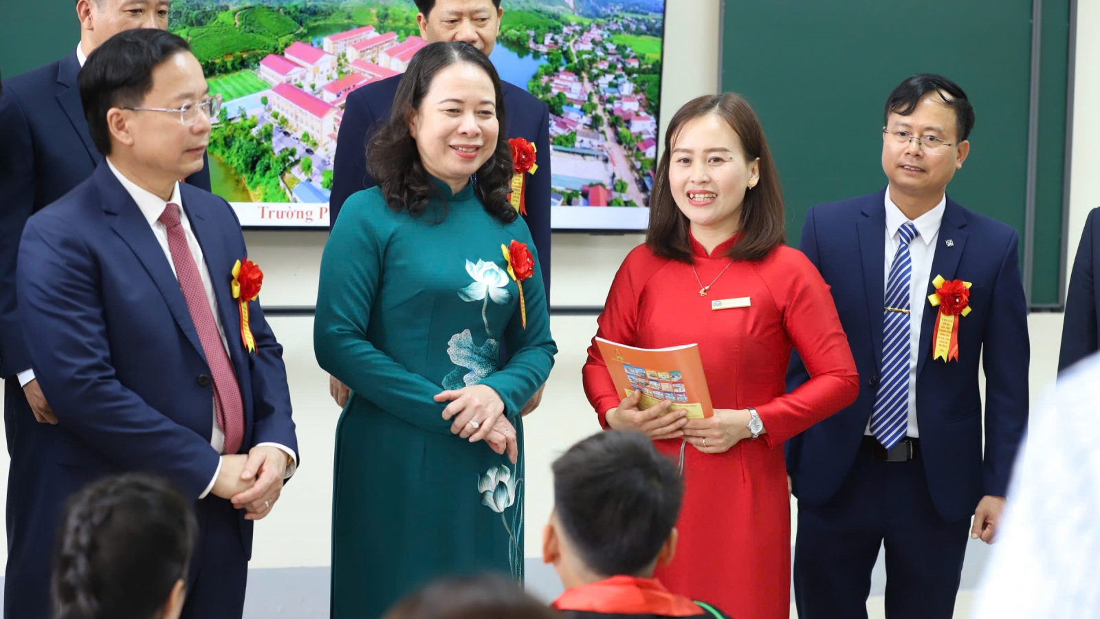 Phó Chủ tịch nước Võ Thị Ánh Xuân dự khai giảng tại xã biên giới Chiềng Sơn