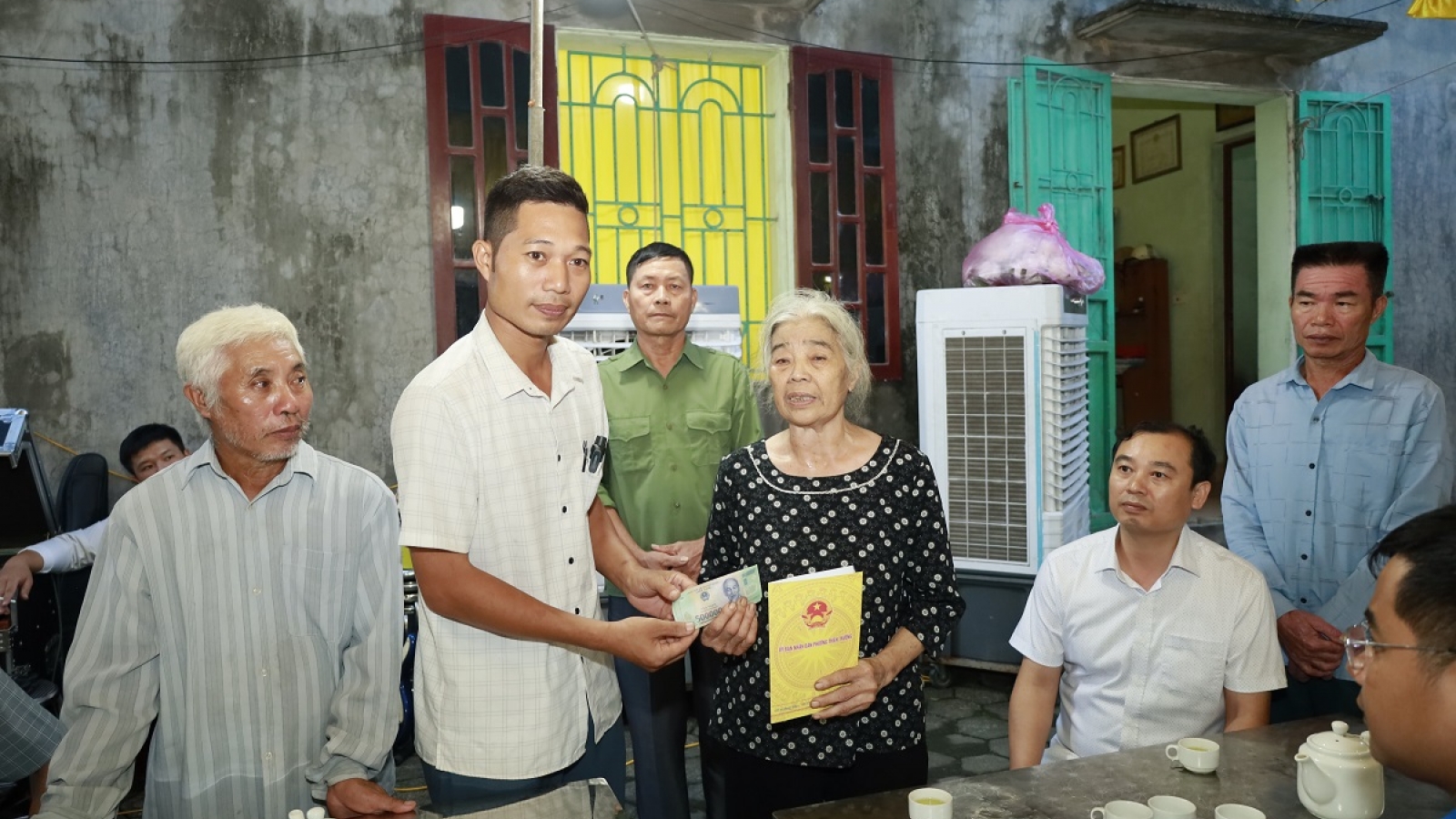 Phường Thiên Trường (Ninh Bình) thăm hỏi gia đình nam sinh bị nước cuốn ở Hà Nội