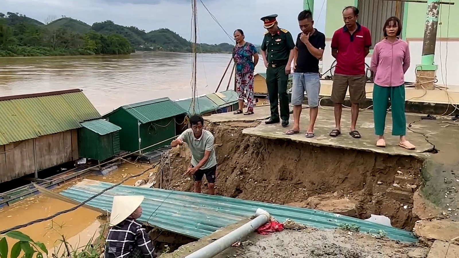 Thức thâu đêm vì nỗi lo sạt lở đôi bờ sông Lam