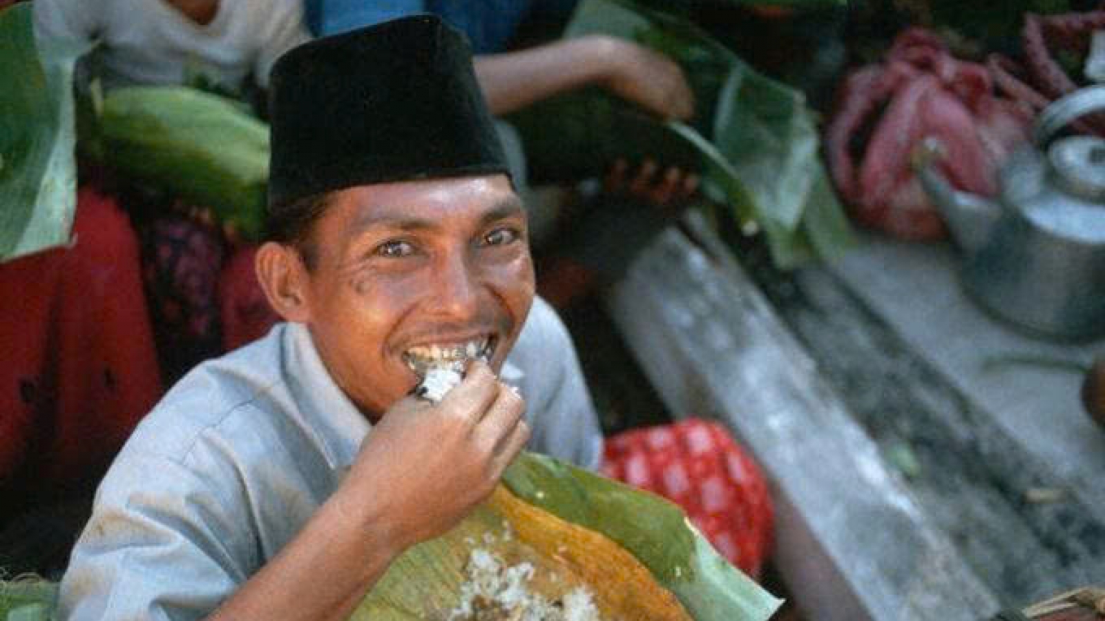 Vì sao thói quen ăn bằng tay phổ biến ở Indonesia?