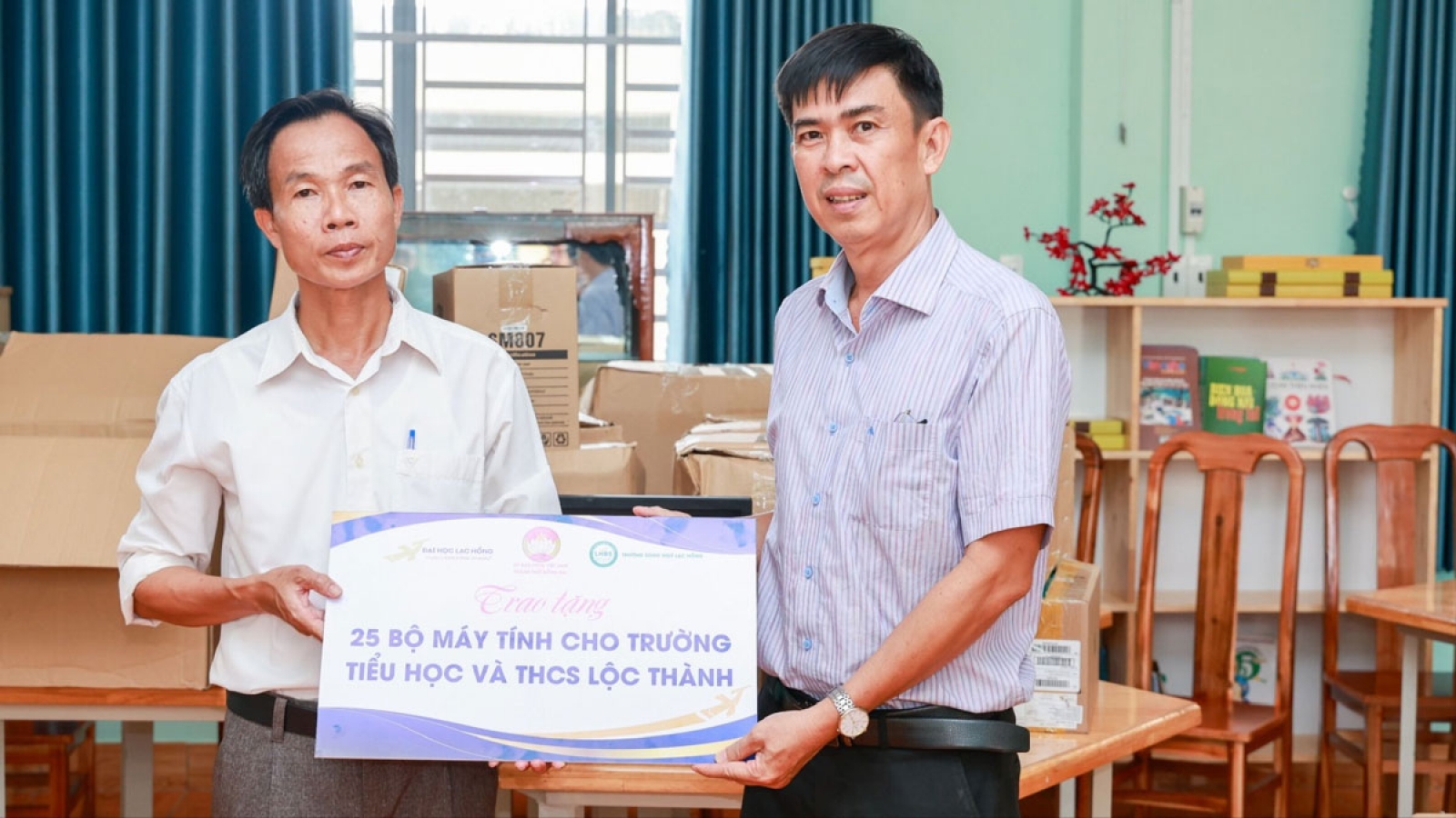 Trao 50 bộ máy tính cho học sinh vùng biên Đồng Nai trước khai giảng